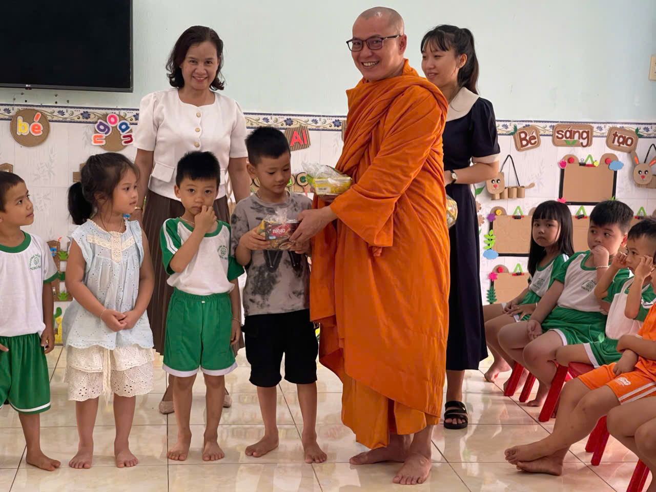 An Nhơn: Tịnh xá Ngọc Duyên phát quà Trung thu, lan toả yêu thương đến các em Thiếu niên Nhi đồng